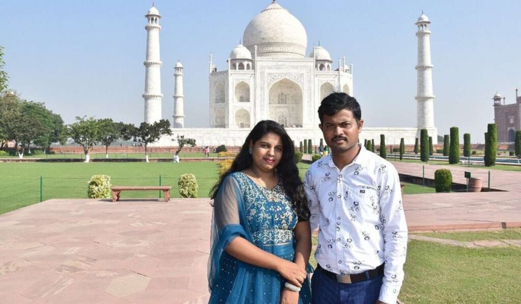 Foreign tourists wearing modest clothes at Taj Mahal – Taj Mahal dress code for tourists